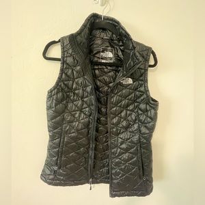 The north face size small puffer vest